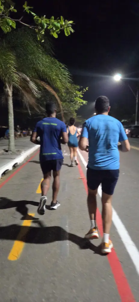 Alunos correndo à noite na ciclovia iluminada da Boa Viagem