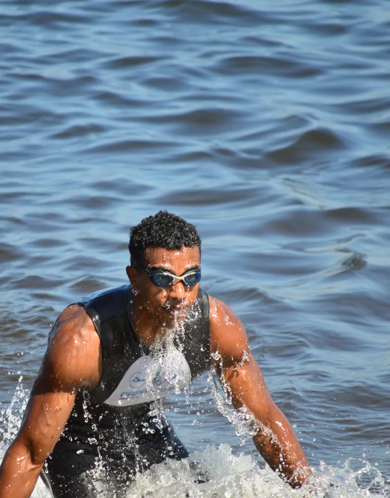 Aluno saindo do mar durante a aula na Praia da Boa Viagem