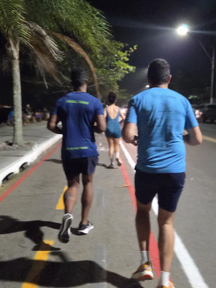Alunos correndo à noite na ciclovia iluminada