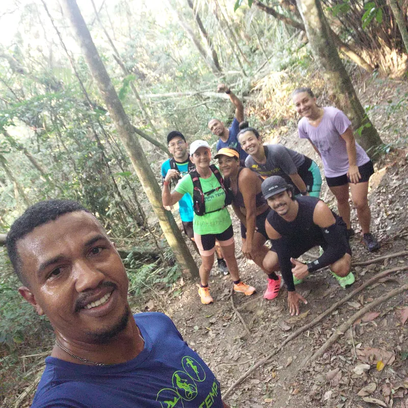 Professor Josué em selfie com a turma de trail run no meio da mata