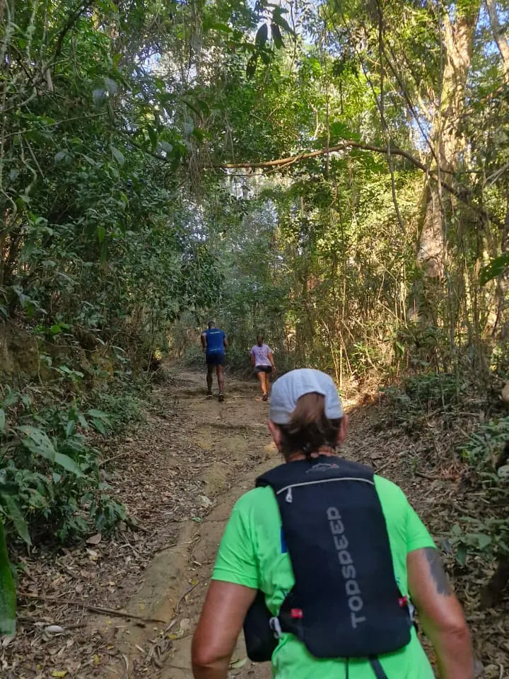 Aluno correndo na trilha do Parque da Cidade