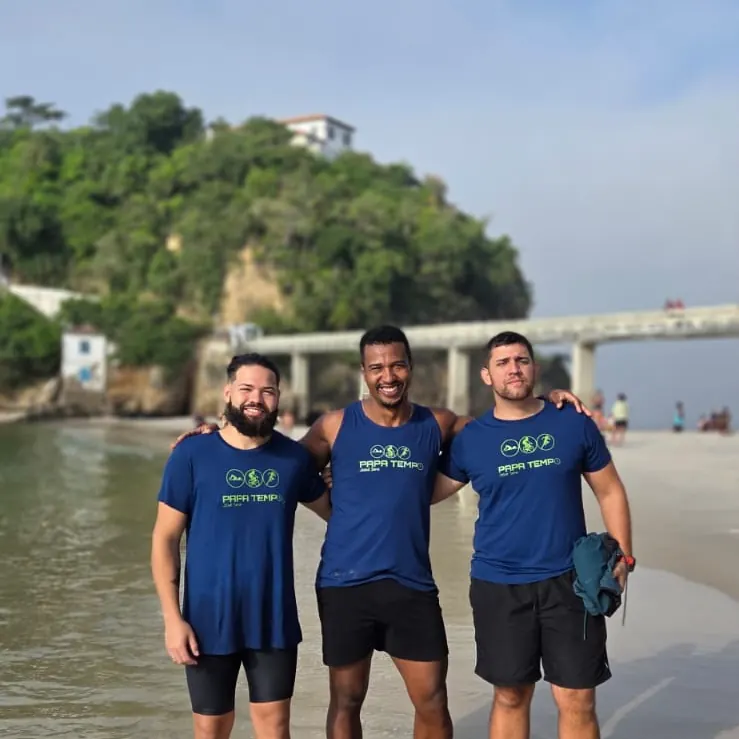 Os três treinadores da Papa Tempo na beira do mar
